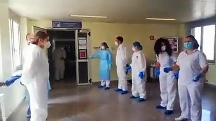 Dimesso l'ultimo paziente covid, gli infermieri lo festeggiano cos?