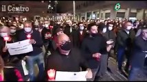 No alle chiusure dopo le 18: la protesta a Pescara. Applausi al poliziotto che si toglie il casco