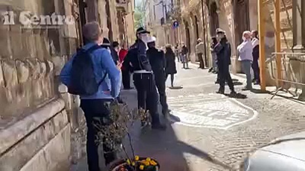 Minaccia di darsi fuoco: "Quando chiedi un aiuto nessuno te lo d?". Alla fine c'? l'applauso