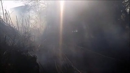 Il fumo avvolge l'area a fuoco e le case sulla Tiburtina