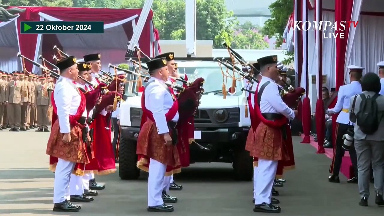 Detik-Detik Penyerahan Senjata dan Cenderamata untuk Prabowo Subianto saat Sertijab Kemenhan