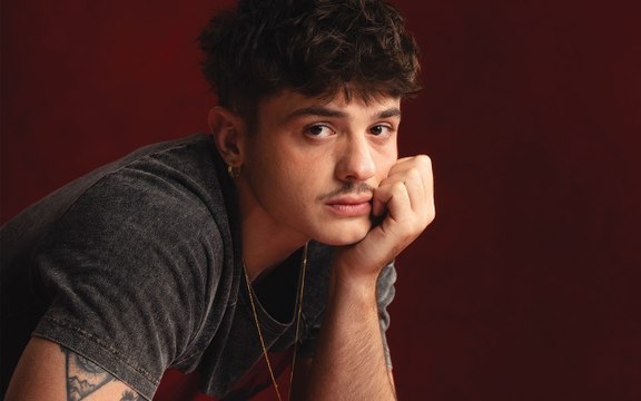 Dopo la collaborazione con Angelina Mango, Olly torna (da solo) con Tutta Vita : Voglio parlare a tutti