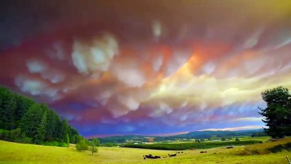 Il filme des nuages surréalistes et magnifiques dans le ciel de l'Oregon