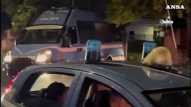 Roma, la polizia sgombera l'ex hotel Petra nel quartiere Romanina