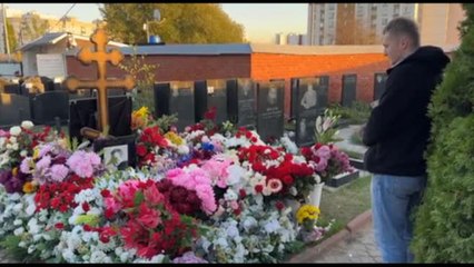 Mosca, omaggio sulla tomba di Navalny aspettando il libro di memorie