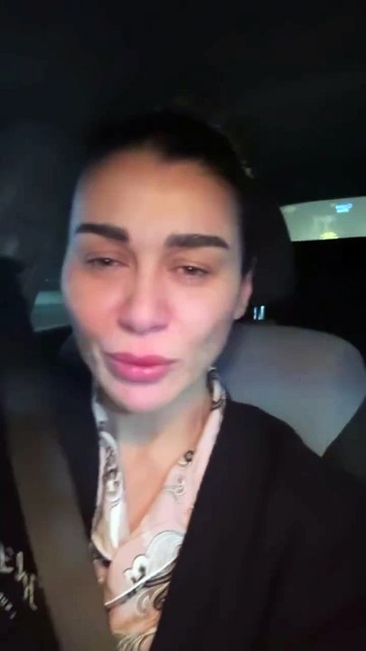 نادين الراسي تهرب من القصف بملابس النوم