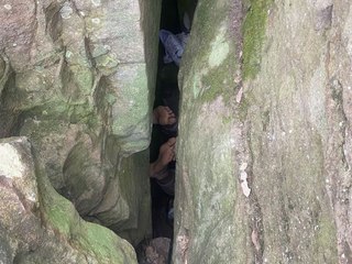 Frau steckt 7 Stunden kopfüber in Felsspalte fest