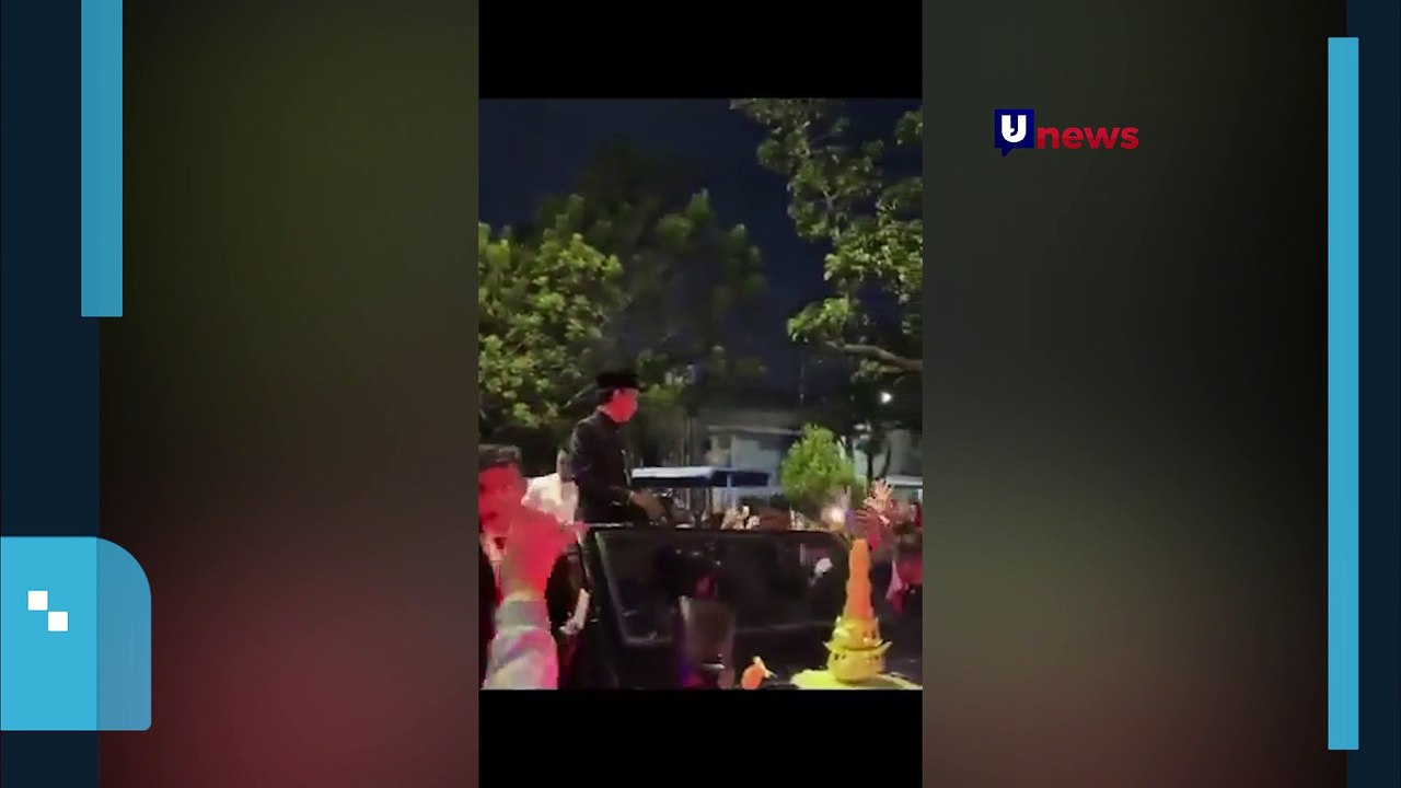 Jokowi Pulang ke Solo Sambil Bagi-Bagi Kaos