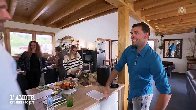 Claude (L'amour est dans le pré) fait connaissance avec les amis de Karell