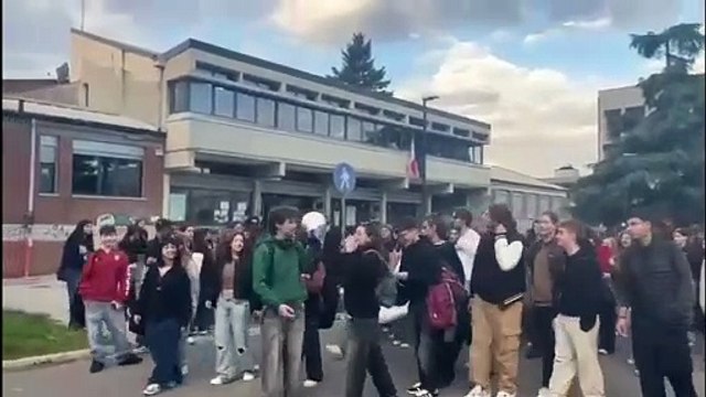 Prato, la scuola ? allagata: scatta la protesta, corteo degli studenti