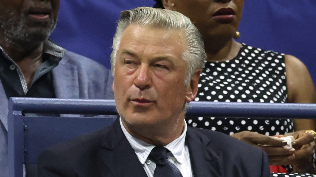 GALA VIDEO - Tir mortel d’Alec Baldwin : trois ans après le drame, l’acteur fait le pitre dans une célèbre émission télé…