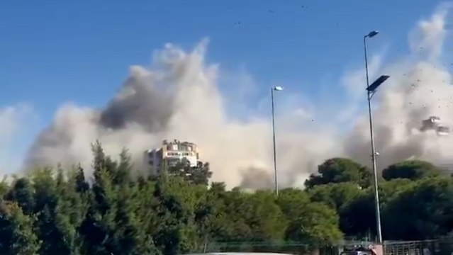 Beyrut'un Dahiye mahellesinde saldırı sonucu bina yerle bir oldu