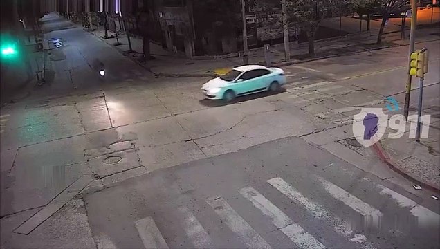 Video: Motociclista sin casco voló por el aire tras ser atropellado, increíblemente sobrevivió al impacto
