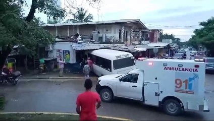 Graban cuando bus impacta pulpería
