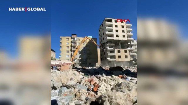 8 katlı bina kontrollü yıkımda çöktü, o anlar kamerada