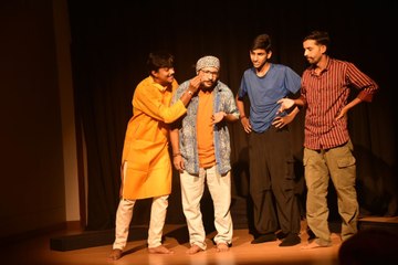 गवाड़ी नाटक देख दर्शकों ने लगाए ठहाके