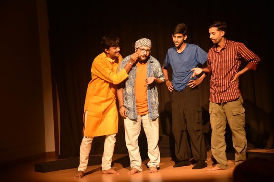 गवाड़ी नाटक देख दर्शकों ने लगाए ठहाके