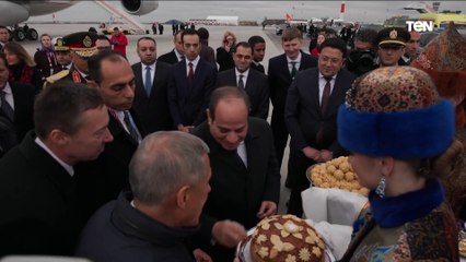 الرئيس السيسي يتذوق بعض من الأصناف التقليدية للحلويات التترية بعد وصوله مدينة قازان الروسية