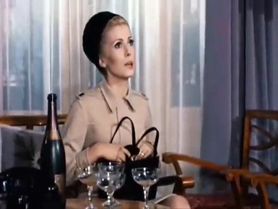 Belle de jour (1967), de Luis Buñuel | Sévérine y Anaïs toman una copa