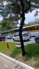 Manifestantes fazem protesto no bairro de Pernambués