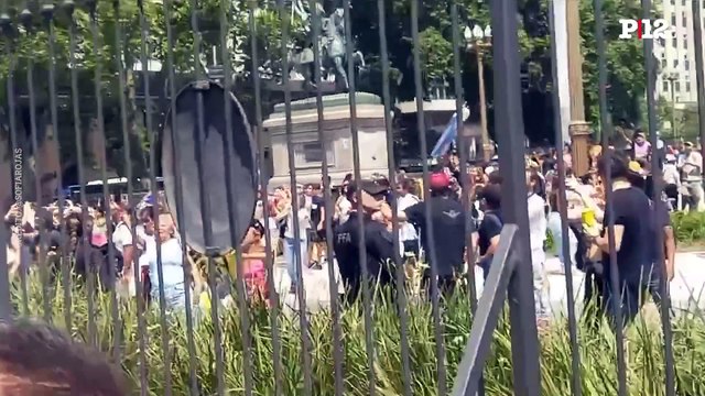 Milei saludó desde el balcón de la Casa Rosada en su cumpleaños y fue abucheado por universitarios