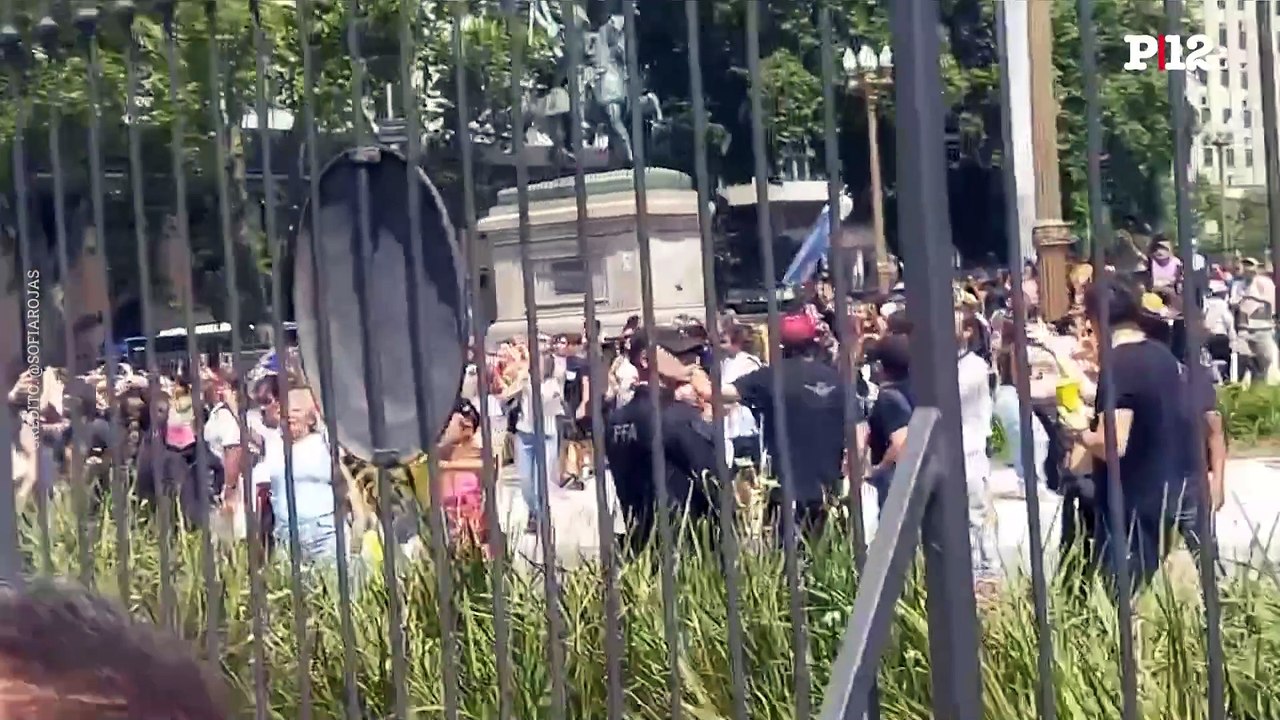 Milei saludó desde el balcón de la Casa Rosada en su cumpleaños y fue abucheado por universitarios