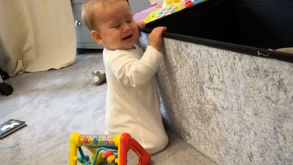 Mom's noisy tune stops baby girl's tears and makes her dance