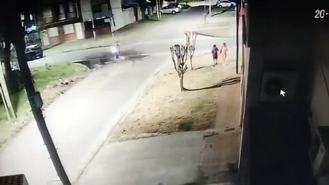 Dos motochorros golpearon brutamente a un nene que defendió a su madre en Los Hornos