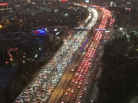 İstanbul'da akşam saatlerinde trafik yoğunluğu yüzde 81'lere ulaştı