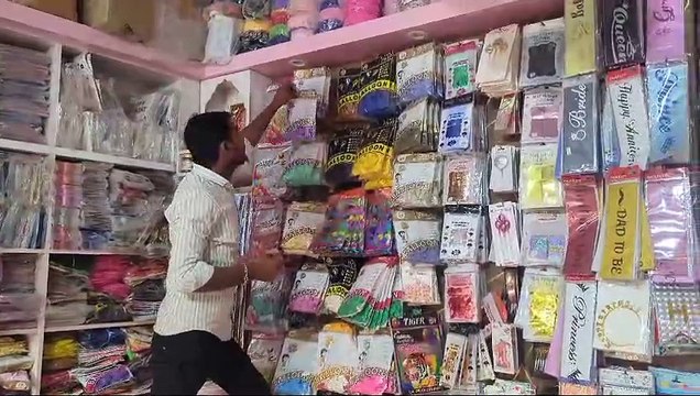 दीपोत्सव का पर्व नजदीक आते ही बाजारों में हलचल, दुकानों पर सजे सामान