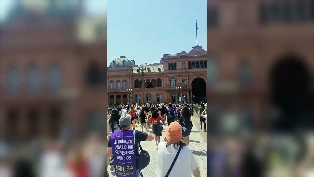 Estudiantes en Plaza de Mayo abucheando a Milei