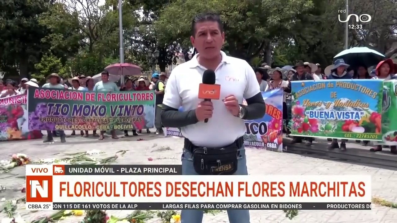 ¡Cansados de los bloqueos! Floricultores arrojaron sus flores en la Plaza 14 de Septiembre