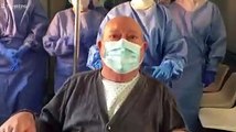 Applausi e commozione all'uscita dall'ospedale