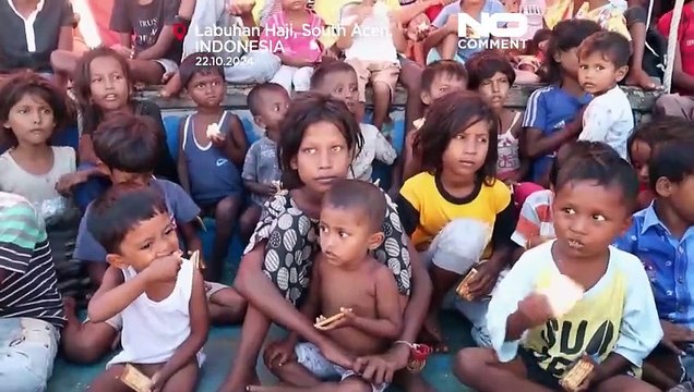 قارب يحمل 140 شخصا من الروهينغا المسلمة يرسو قرب أندونيسيا.. وسكان المنطقة يمنعونهم من مغادرة القارب