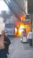Ônibus pega fogo e explode em São Cristóvão