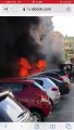 Auto in fiamme, la colonna di fumo invade la strada