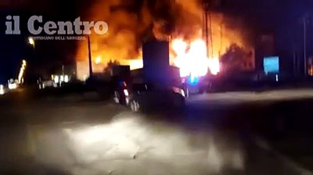 L'incendio nella notte ad Avezzano, le fiamme sono impressionanti