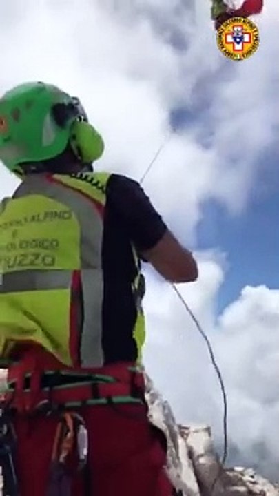 Sul verricello sotto i colpi di vento sul Gran Sasso: l'operazione di soccorso ? da brividi