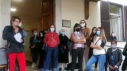 I genitori difendono la scuola delle suore