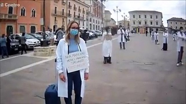 La protesta dei giovani medici a L'Aquila e Teramo: I nostri camici ormai sono diventati grigi
