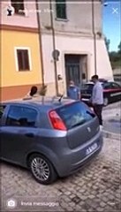 Applausi ironici ai carabinieri e insulti nell'operazione alla Rocca
