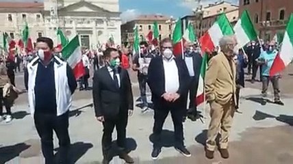 Tricolore e Inno in piazza all'Aquila