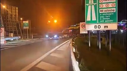 Colonna militare Nato con carri armati all'uscita dall'A14