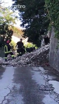Casa crollata nel centro storico, la strada ? invasa dai mattoni