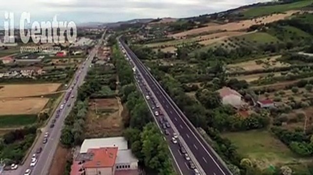 Sull'autostrada e sulla Statale a passo di lumaca: il lungo serpentone di auto visto dal drone