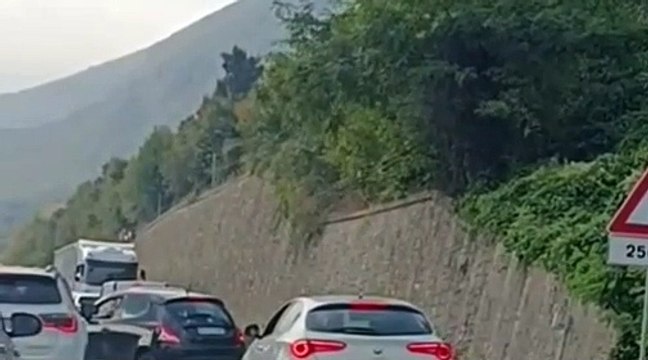 Civate, camion in contromano sulla Statale 36: il video