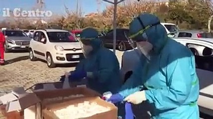 Un tampone dietro l'altro, tutti in fila al drive-in di Atri