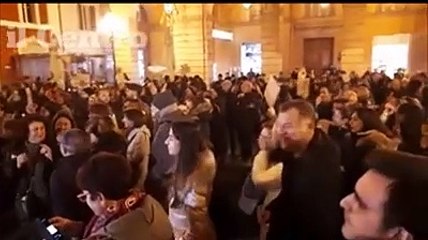 Le Sardine in piazza cantano L'anno che verr? e Bella ciao