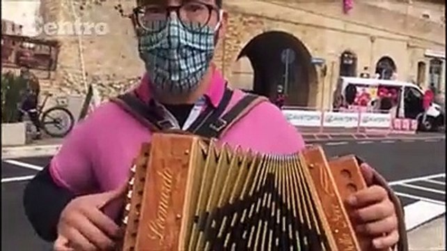 La musica, i palloncini, gli striscioni e gli arrosticini: la festa rosa in Abruzzo