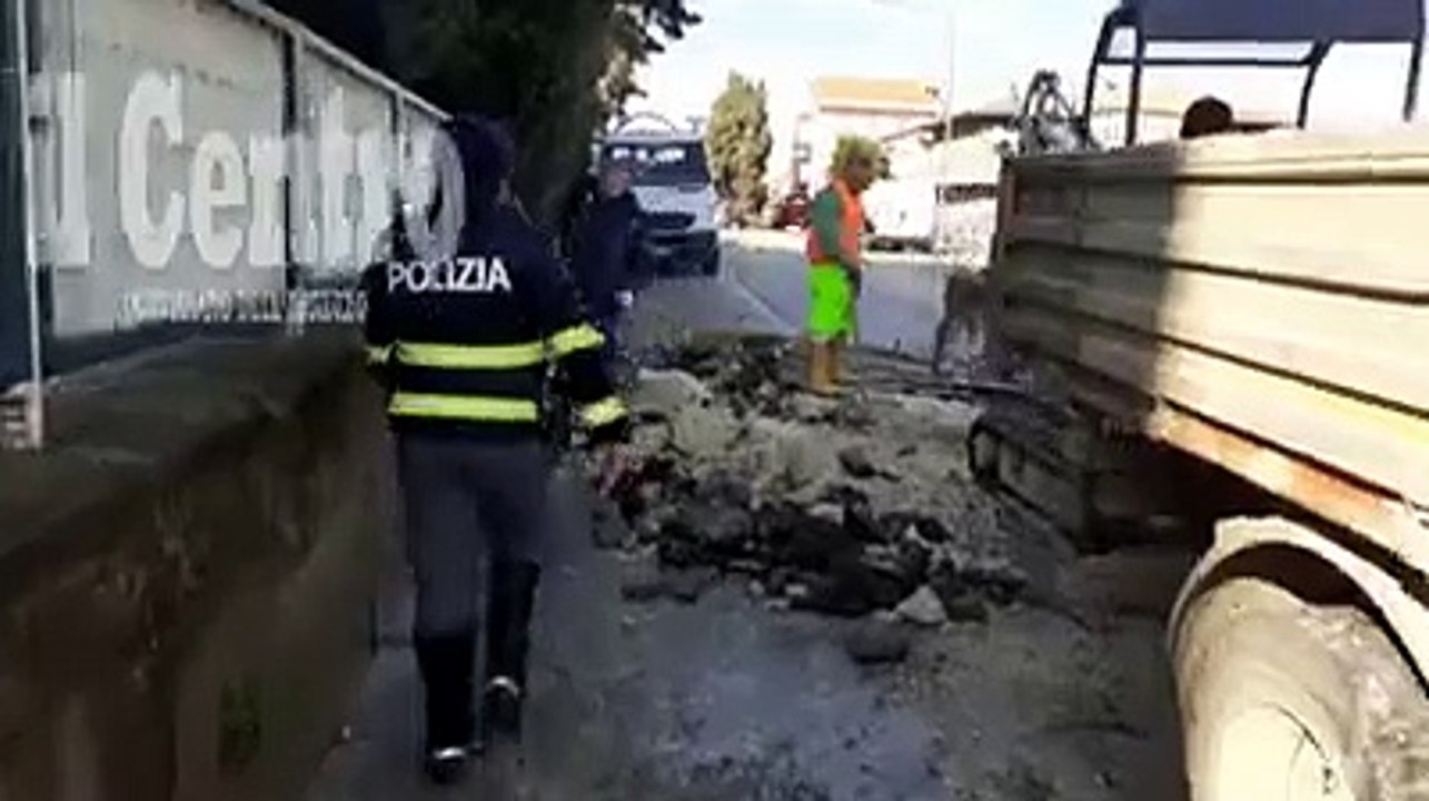 Scoppia la Statale 16 al passaggio dei Tir, salta la condotta dell'acqua (video Domenico Forcella)